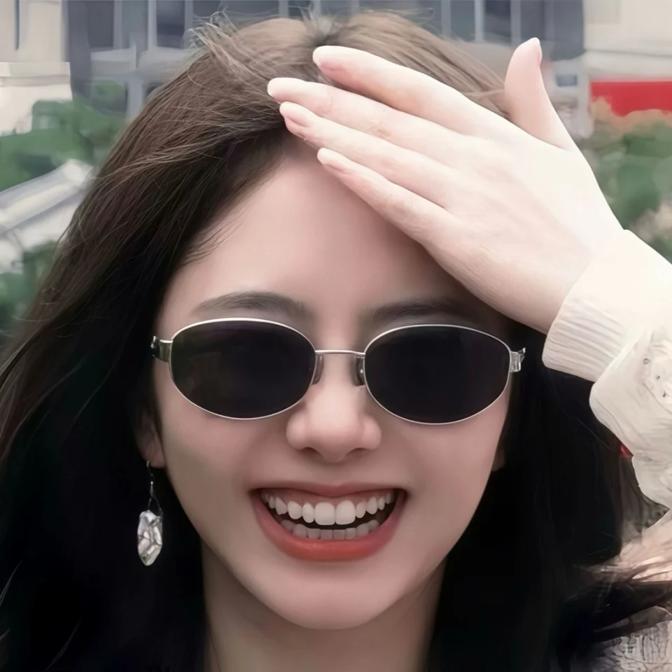 Новые классические солнцезащитные очки в стиле авангард, минимализм и ретро, изысканная овальная оправа, универсальные для мужчин и женщин, для ежедневного использования.
Новые классические солнцезащитные очки в стиле авангард, минимализм и ретро, изысканная овальная оправа, универсальные для мужчин и женщин, для ежедневного использования.