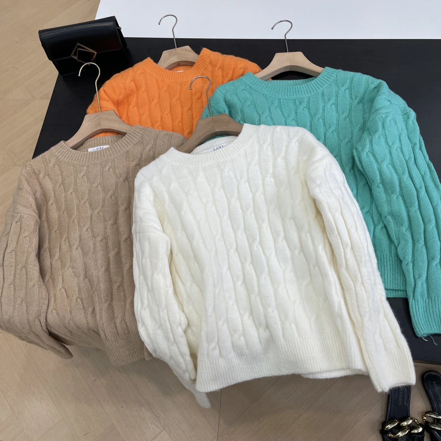 Свободный повседневный цветной вязаный длинный женский свитер Све, осенний новый Sle Sweet Sle, прямой крой, другой материал 00%
Свободный повседневный цветной вязаный длинный женский свитер Све, осенний новый Sle Sweet Sle, прямой крой, другой материал 00%