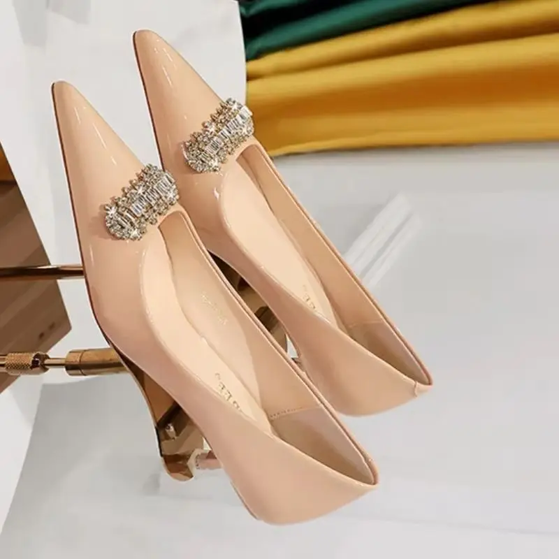 BIGTREE Women 4.5cm High Heels Pumps Lady Patent Leather Shallow Mid Heels Wedding Crystal Chain Buckle Lady Office Nude Shoes
BIGTREE Women 4.5cm High Heels Pumps Lady Patent Leather Shallow Mid Heels Wedding Crystal Chain Buckle Lady Office Nude Shoes