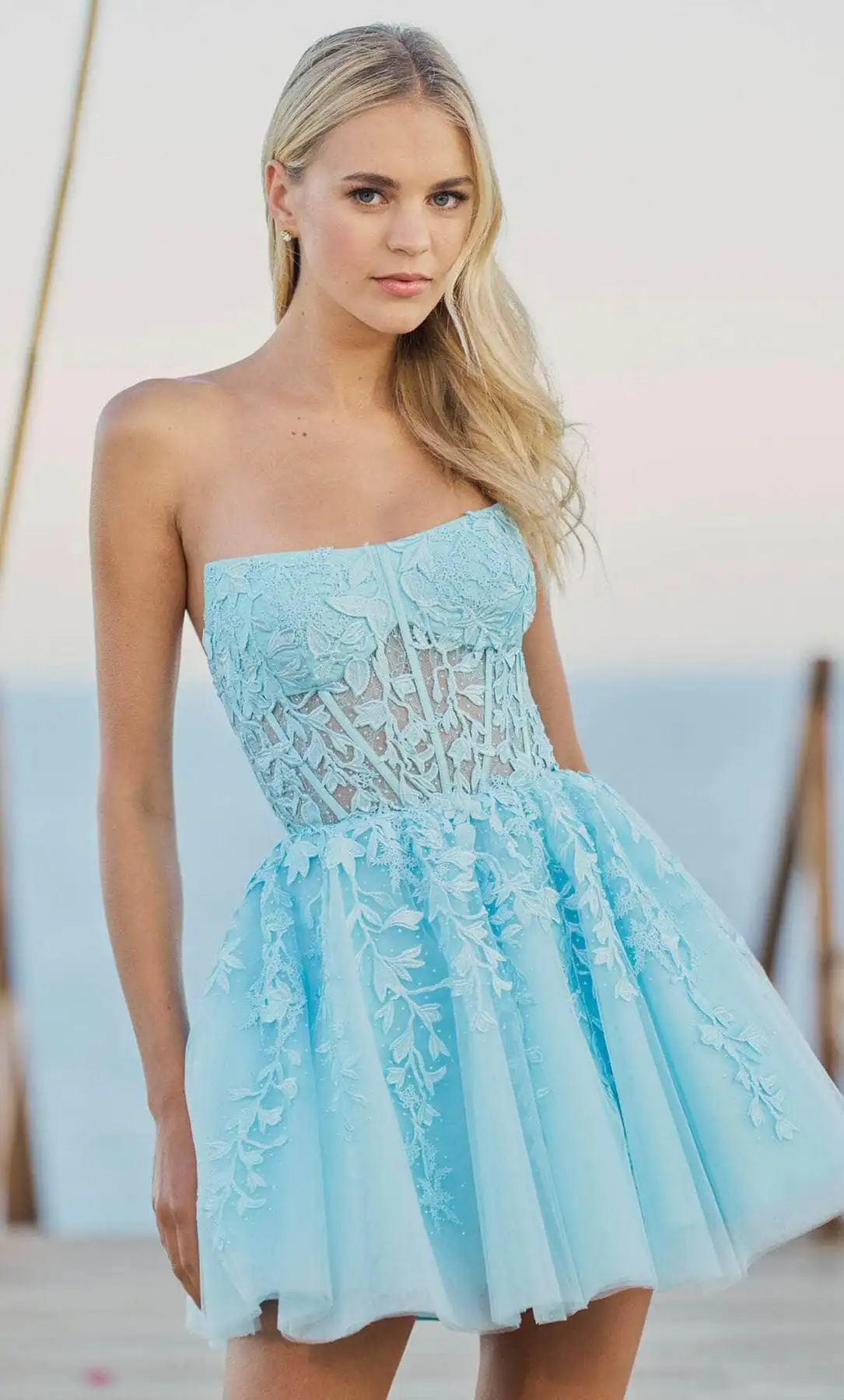 Sparkly Strapless Scoop Neck Mini Homecoming Dress Lace Appliques Corset A Line Tulle Skirt Cocktail Dress vestidos de festa
Sparkly Strapless Scoop Neck Mini Homecoming Dress Lace Appliques Corset A Line Tulle Skirt Cocktail Dress vestidos de festa