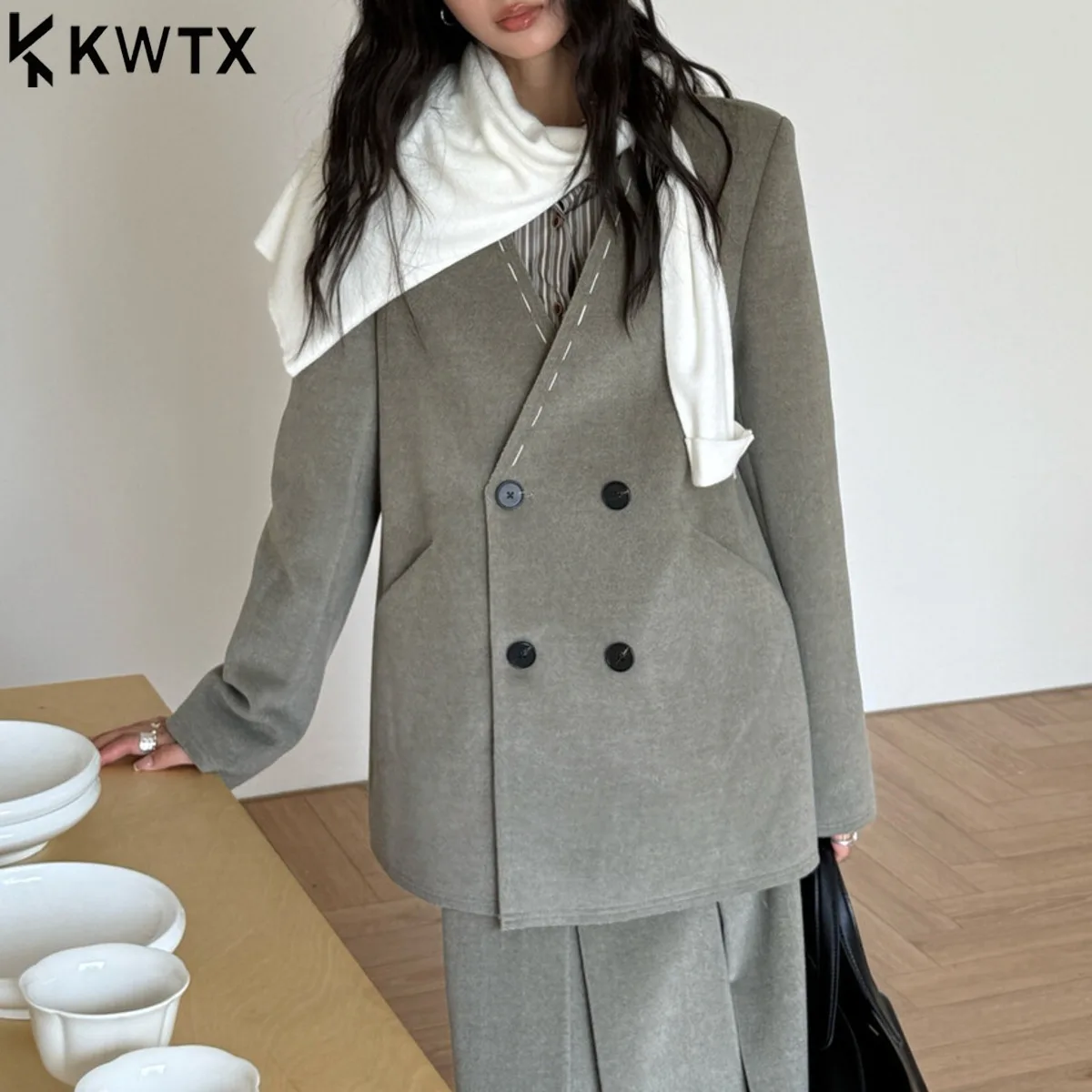 KWTX 2025 Women's Solid Double-Breasted V-Neck Blazer with Pockets Topstitching Vintage Elegant Casual Premium Autumn Winter New
KWTX 2025 Women's Solid Double-Breasted V-Neck Blazer with Pockets Topstitching Vintage Elegant Casual Premium Autumn Winter New