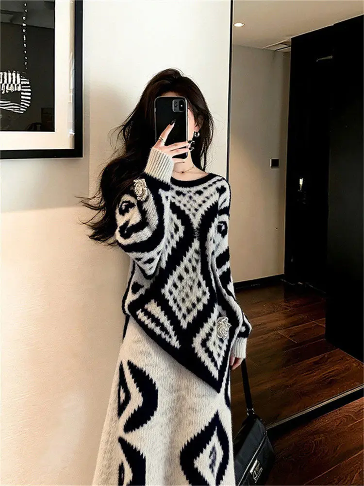 Fashion Color Block Set Women's Sweater Skirt Two-Piece Set Spring New High-End Half-length Skirt Anti-aged Stylish Ensemble
Fashion Color Block Set Women's Sweater Skirt Two-Piece Set Spring New High-End Half-length Skirt Anti-aged Stylish Ensemble