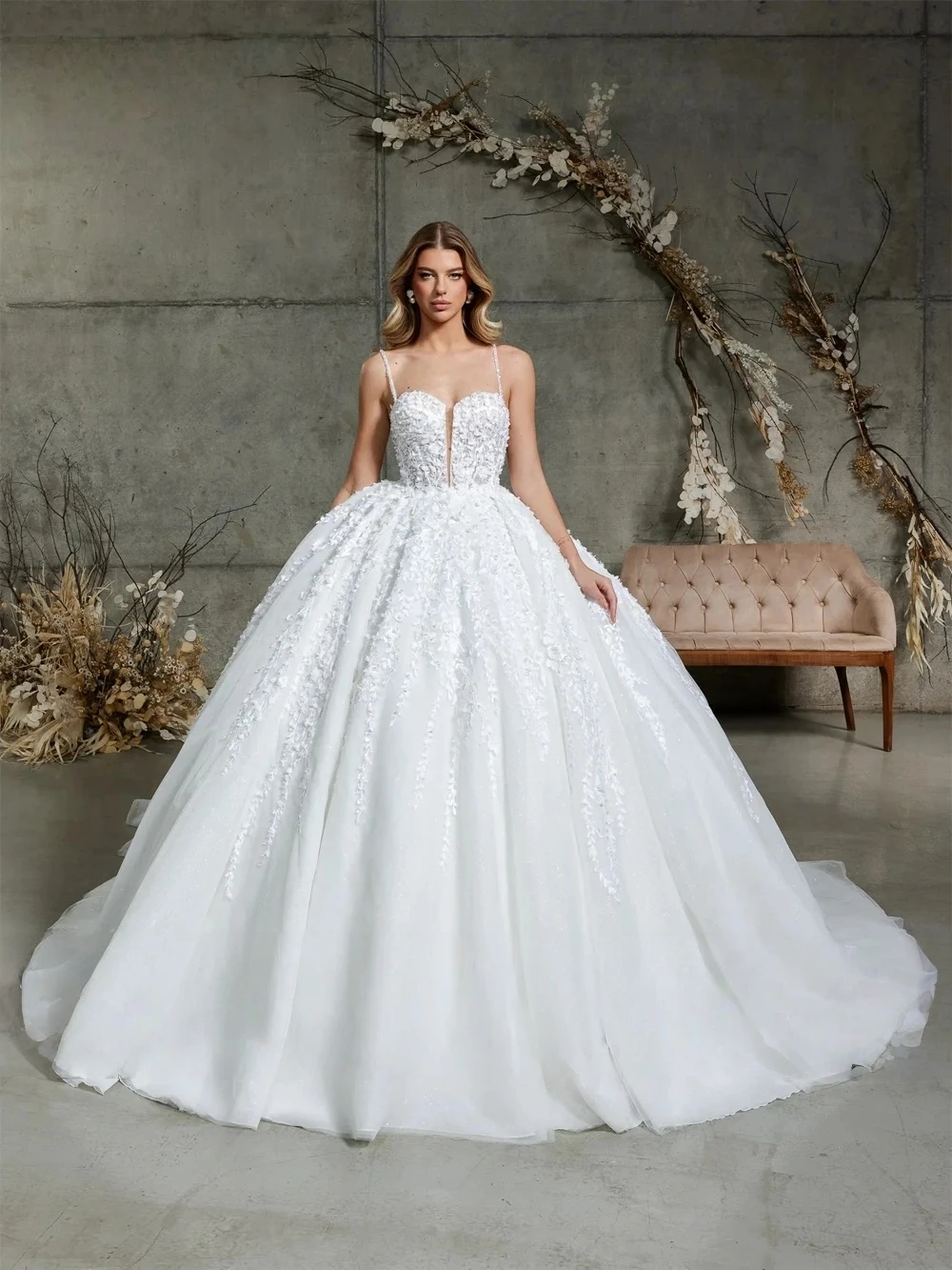 Изысканное бальное платье на тонких бретельках по индивидуальному заказу, свадебное платье, винтажное свадебное платье с аппликацией в форме сердца и шлейфом
Изысканное бальное платье на тонких бретельках по индивидуальному заказу, свадебное платье, винтажное свадебное платье с аппликацией в форме сердца и шлейфом