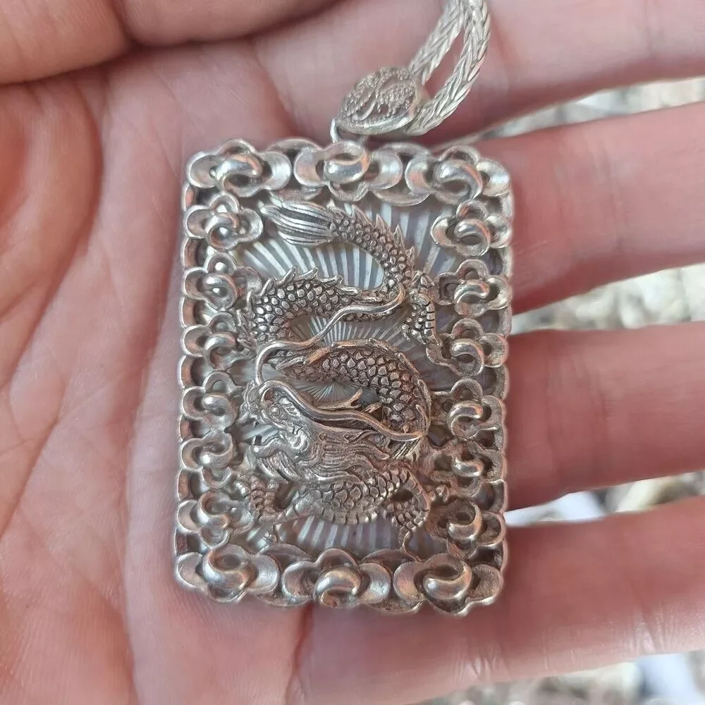 Exquisite Classic Chinese Tibet Silver Handmade dragon and Fu word Statue
Exquisite Classic Chinese Tibet Silver Handmade dragon and Fu word Statue