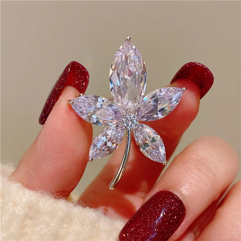 CC Coat Pins Maple Leaves Zirconia Mini Brooches Korea Style Super Flash Scarf Clasp Trendy Sparkly Corsage Jewelry Charm B231
CC Coat Pins Maple Leaves Zirconia Mini Brooches Korea Style Super Flash Scarf Clasp Trendy Sparkly Corsage Jewelry Charm B231