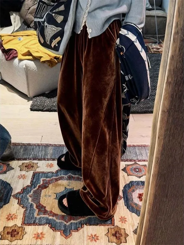 Velvet Sporty Straight Leg Pants in Brown Winter Style High Waist Loose Fit Long Trousers for Women Casual Wear Polyester Fiber
Velvet Sporty Straight Leg Pants in Brown Winter Style High Waist Loose Fit Long Trousers for Women Casual Wear Polyester Fiber