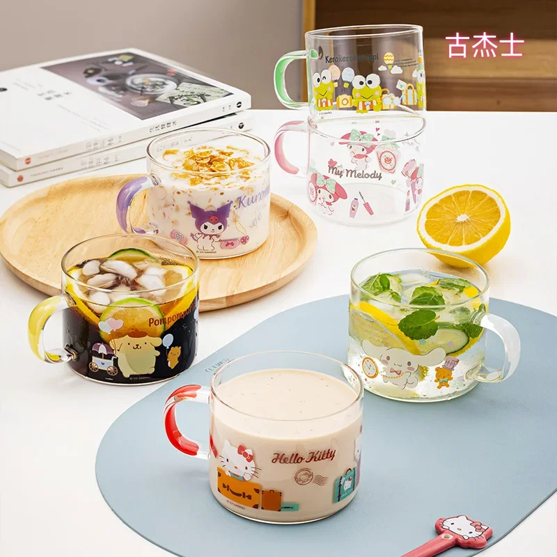 For Sanrio Pochacco Kuromi Glass Cup Cartoon Transparent Water Cup Home Breakfast Oatmeal Mug with Colored Handle Gifts for Kids
For Sanrio Pochacco Kuromi Glass Cup Cartoon Transparent Water Cup Home Breakfast Oatmeal Mug with Colored Handle Gifts for Kids