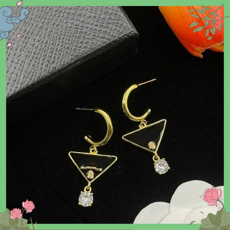 Minimalist Polished Metal Stud Earrings Geometric Triangle Design Anti-allergy Daily Wear Luxury Jewelry for Women Wedding Party Gift Silver Plated Ear Ornament
Minimalist Polished Metal Stud Earrings Geometric Triangle Design Anti-allergy Daily Wear Luxury Jewelry for Women Wedding Party Gift Silver Plated Ear Ornament