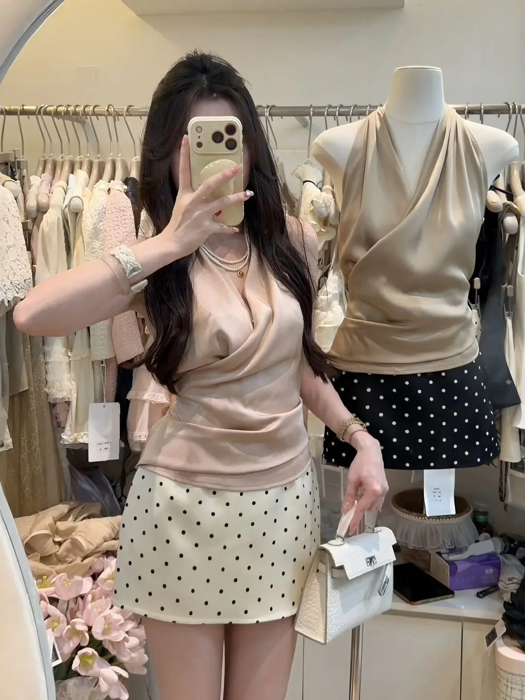 Elegant V-Neck Cross Design Satin Vest And Polka Dot Skirt Two-Piece Set Women's Summer Fashion High-End Feeling Outfit
Elegant V-Neck Cross Design Satin Vest And Polka Dot Skirt Two-Piece Set Women's Summer Fashion High-End Feeling Outfit