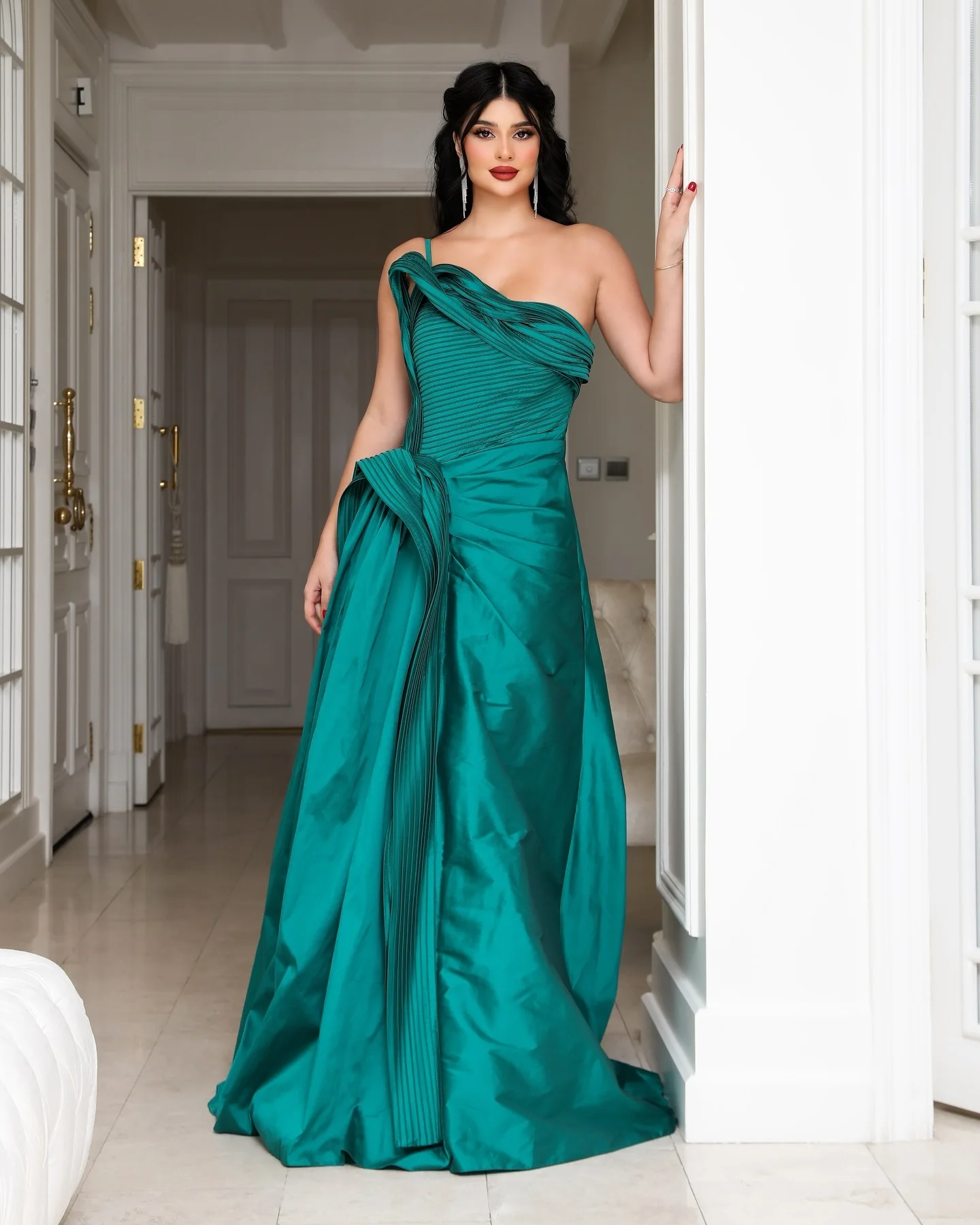 Customized Delicate Satin Evening Dresses Temperament Sleeveless Strapless Celebrity Gowns Custom Made Special Occasio
Customized Delicate Satin Evening Dresses Temperament Sleeveless Strapless Celebrity Gowns Custom Made Special Occasio
