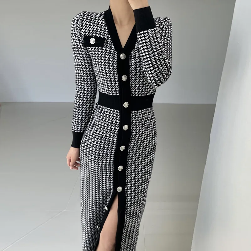 European Goods Thai Fashion RetroVCollar Houndstooth Design Slimming Single-Breasted Long Sleeve Knitted Dress Dress
European Goods Thai Fashion RetroVCollar Houndstooth Design Slimming Single-Breasted Long Sleeve Knitted Dress Dress