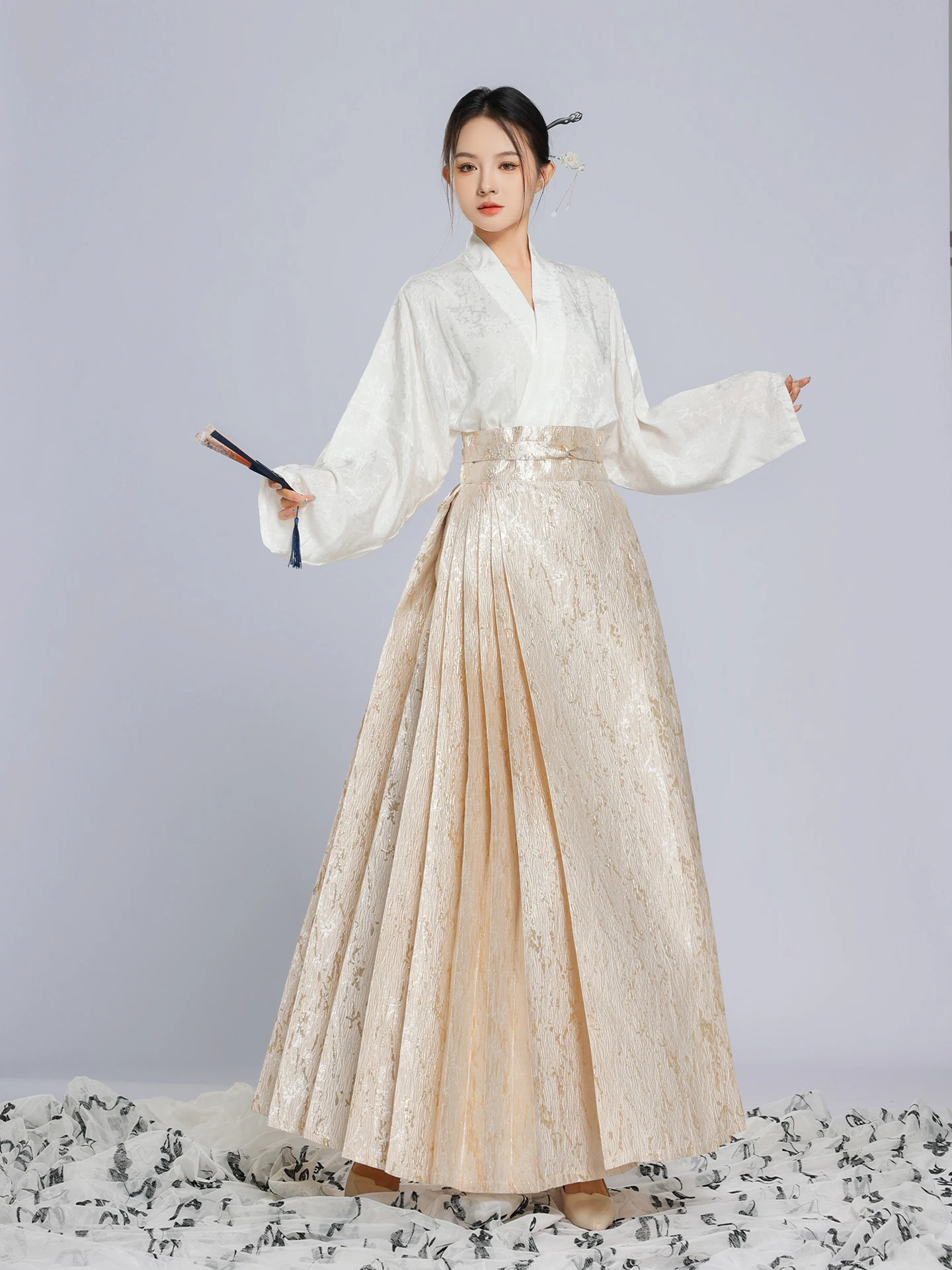 Новая женская юбка Ханьфу 2026 года, китайская, золотистая, с цветочным узором, высококачественная, традиционный китайский костюм, 100% полиэстер
Новая женская юбка Ханьфу 2026 года, китайская, золотистая, с цветочным узором, высококачественная, традиционный китайский костюм, 100% полиэстер