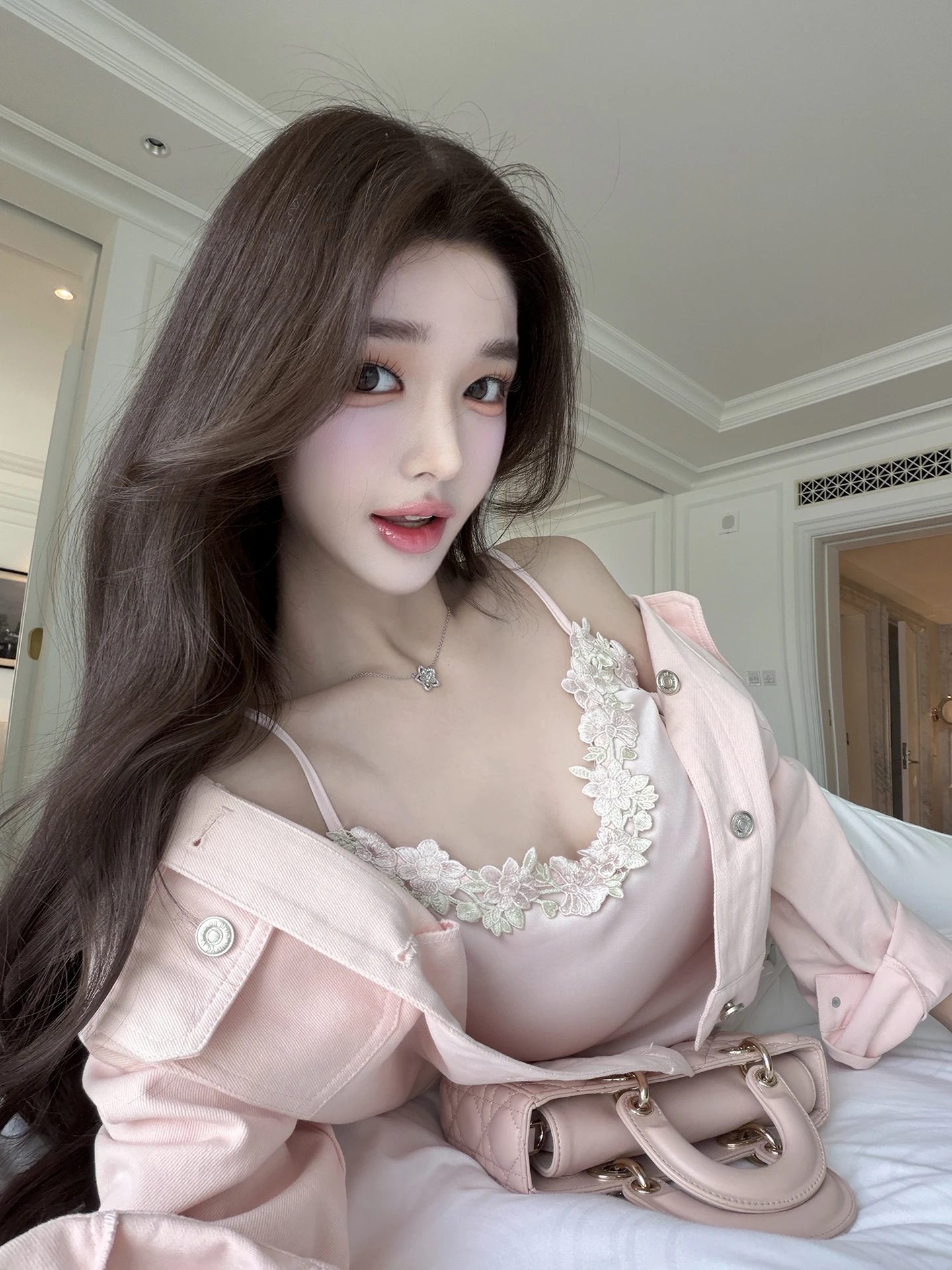 Sexy Lace Patchwork Silk Camisole Vest Inner Wear V-neck Polyester Fiber Regular Length Chinese Brand Rooyu Pink Rose
Sexy Lace Patchwork Silk Camisole Vest Inner Wear V-neck Polyester Fiber Regular Length Chinese Brand Rooyu Pink Rose