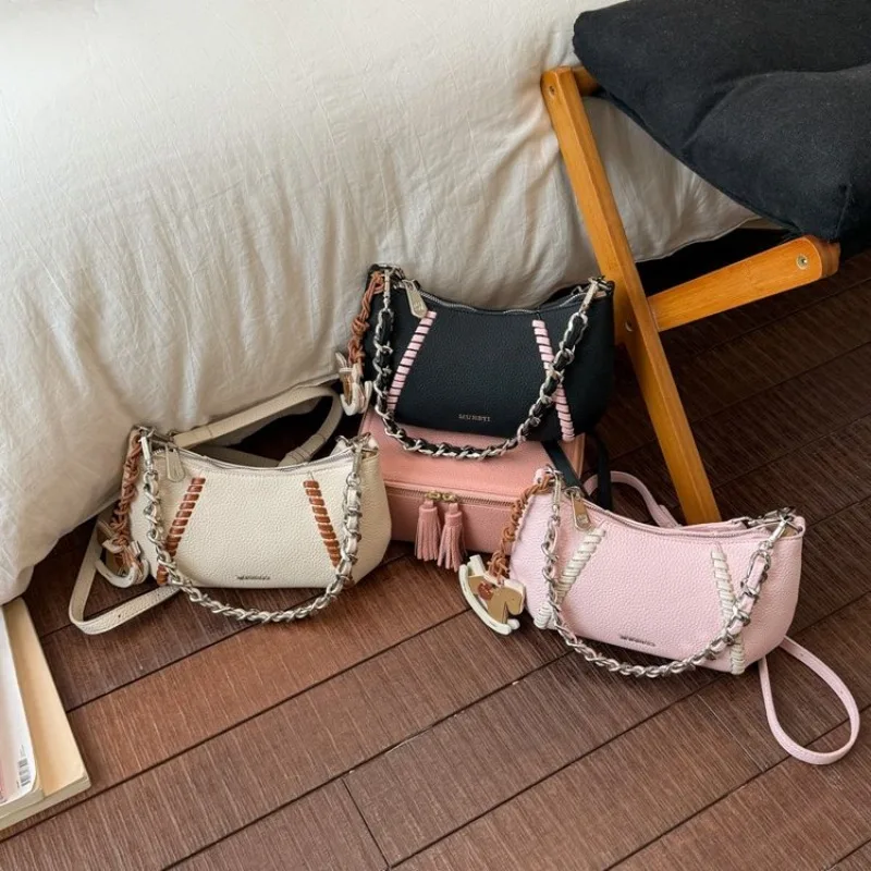 Textured Retro Square Diaper Bag Letter Logo Crossbody Purse For Ladies Casual Simple Elegant Leather Classic
Textured Retro Square Diaper Bag Letter Logo Crossbody Purse For Ladies Casual Simple Elegant Leather Classic
