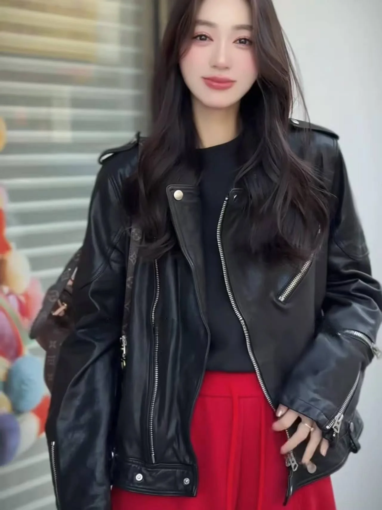 European Sle ort Leather Jaet Women's Spring New Loose Long Sve Zipper Coat Trendy Youth Commute Sle eepskin
European Sle ort Leather Jaet Women's Spring New Loose Long Sve Zipper Coat Trendy Youth Commute Sle eepskin