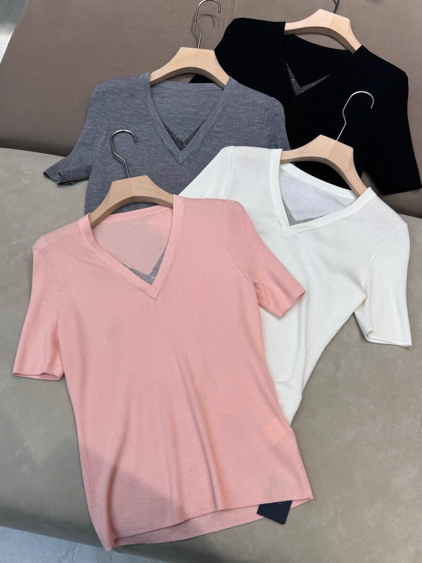 2025 New Women Silk Wool Sweater Beaded V-Neck Short Sleeve Solid Color Fashion Knitted Pullover
2025 New Women Silk Wool Sweater Beaded V-Neck Short Sleeve Solid Color Fashion Knitted Pullover