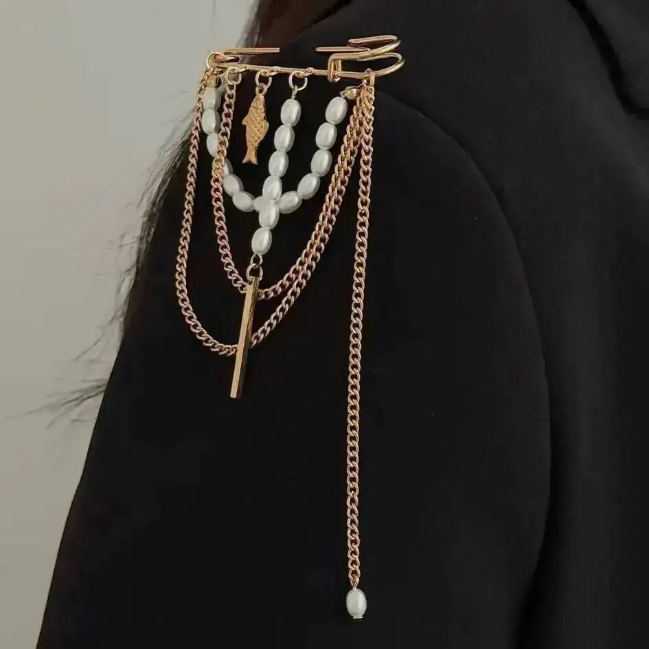 SHIXIN Vintage Luxury Gold Color Metal Fish Pendant Tassel Brooch Women Charm Imitation Pearl Suit Pins Clip Jewelry Accessories
SHIXIN Vintage Luxury Gold Color Metal Fish Pendant Tassel Brooch Women Charm Imitation Pearl Suit Pins Clip Jewelry Accessories