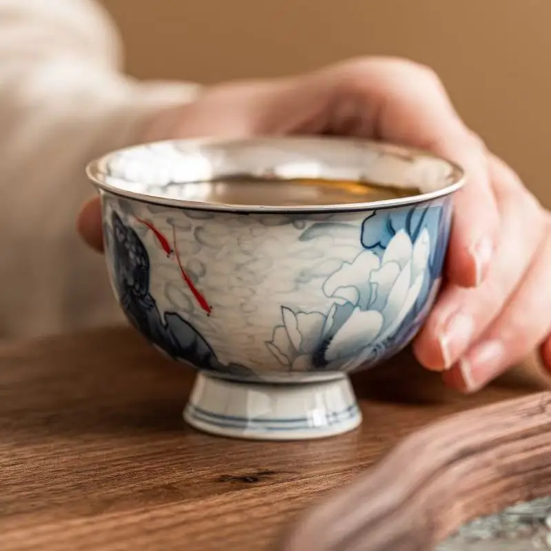 80ML Fish Play Green Lotus Teacup High-end Hand-painted 999 Silver Master Cup Chinese Household Kung Fu Tea Set TeaCup Gift Box
80ML Fish Play Green Lotus Teacup High-end Hand-painted 999 Silver Master Cup Chinese Household Kung Fu Tea Set TeaCup Gift Box