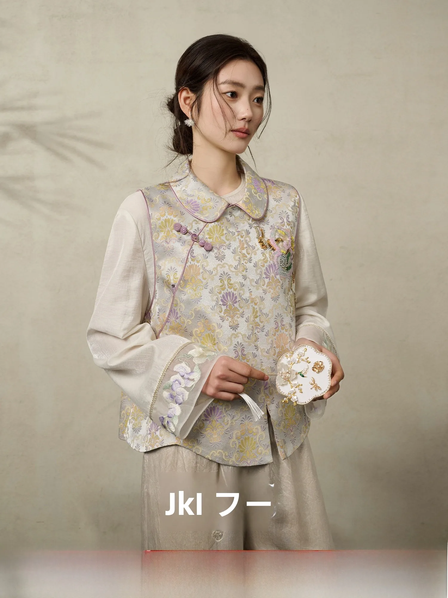 Новая шелковая женская куртка с цветочными мотивами в китайском национальном стиле, премиум-класса, с длинными рукавами, свободного кроя
Новая шелковая женская куртка с цветочными мотивами в китайском национальном стиле, премиум-класса, с длинными рукавами, свободного кроя