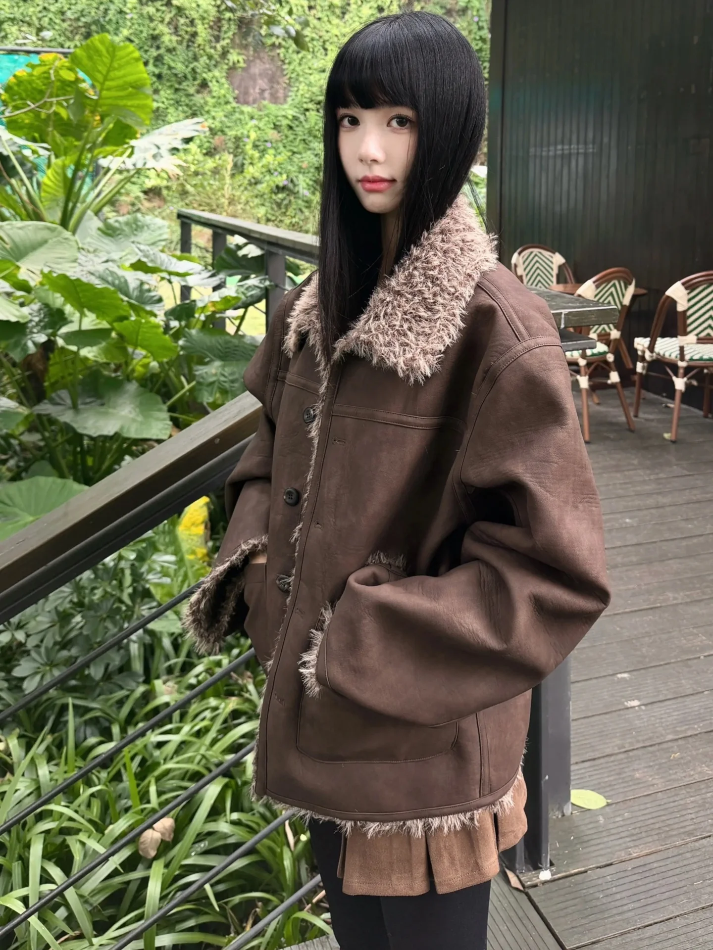 Двусторонняя куртка из искусственной кожи и хлопка для мужчин, свободного кроя, с подкладкой из овечьей шерсти, комбинированная кожа и мех, зимнее пальто из овчины.
Двусторонняя куртка из искусственной кожи и хлопка для мужчин, свободного кроя, с подкладкой из овечьей шерсти, комбинированная кожа и мех, зимнее пальто из овчины.