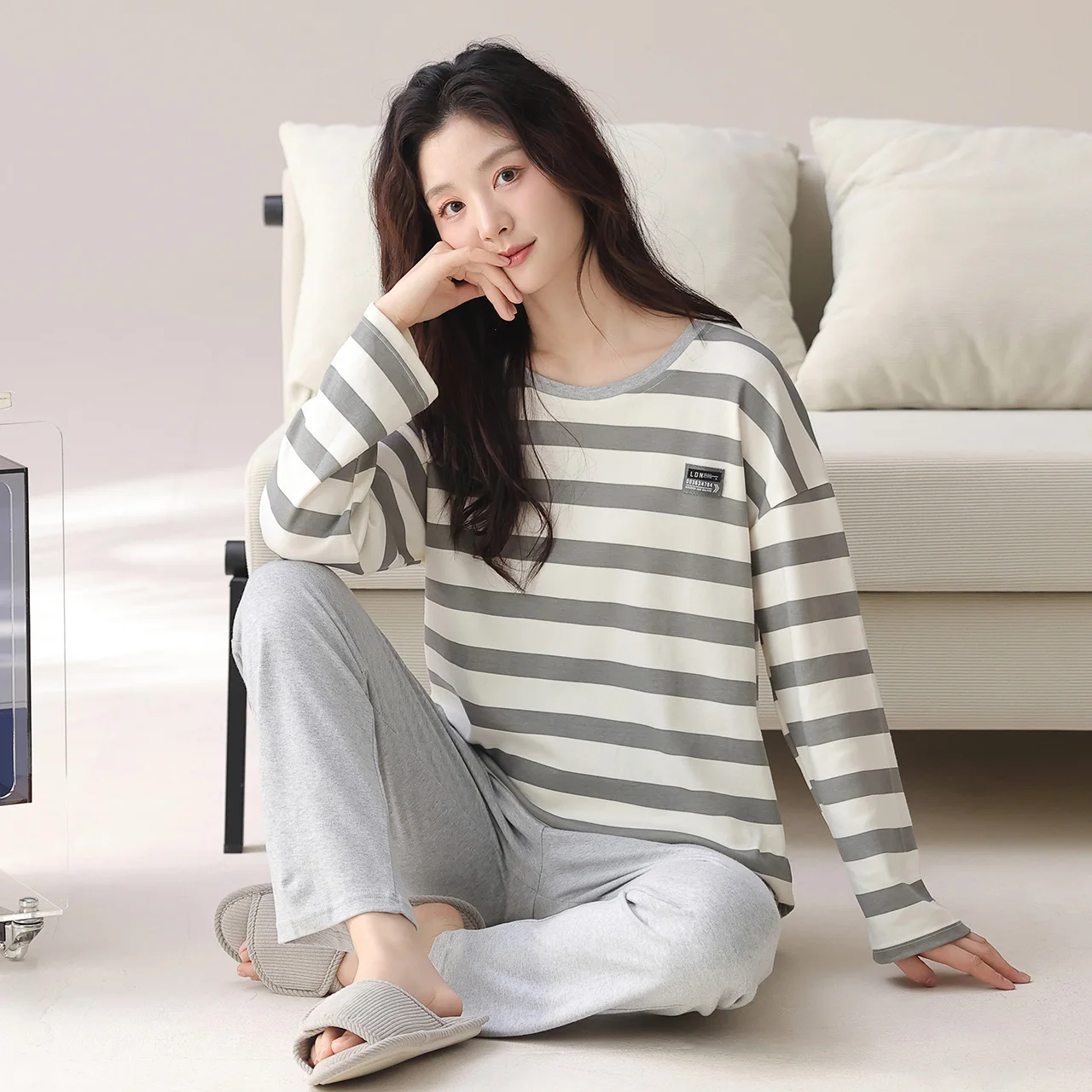 Осенние женские пижамы, трикотажные хлопковые пижамы с длинными рукавами и круглым вырезом, повседневные мягкие полосатые женские пижамные комплекты
Осенние женские пижамы, трикотажные хлопковые пижамы с длинными рукавами и круглым вырезом, повседневные мягкие полосатые женские пижамные комплекты