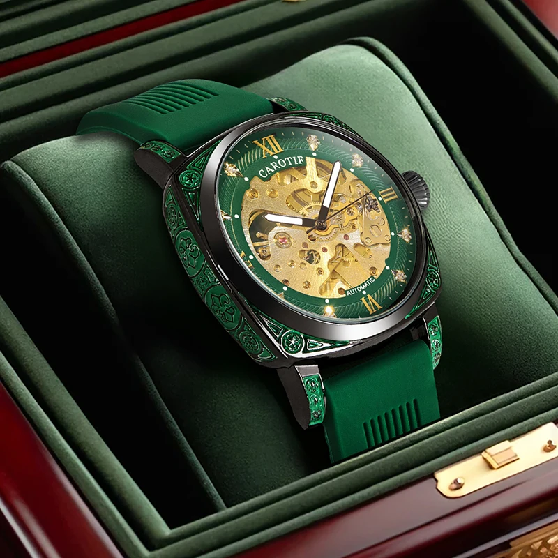 Мужские модные универсальные часы в сборе с гравировкой стразов, зеленым силиконовым ремешком и механическим механизмом.
Мужские модные универсальные часы в сборе с гравировкой стразов, зеленым силиконовым ремешком и механическим механизмом.