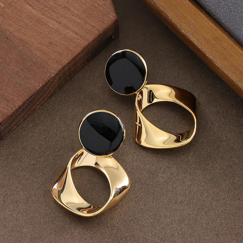 Fashionable, exquisite, atmospheric, cold style, hollow geometric rhombus earrings, light luxury, high-end, high luxury earrings
Fashionable, exquisite, atmospheric, cold style, hollow geometric rhombus earrings, light luxury, high-end, high luxury earrings