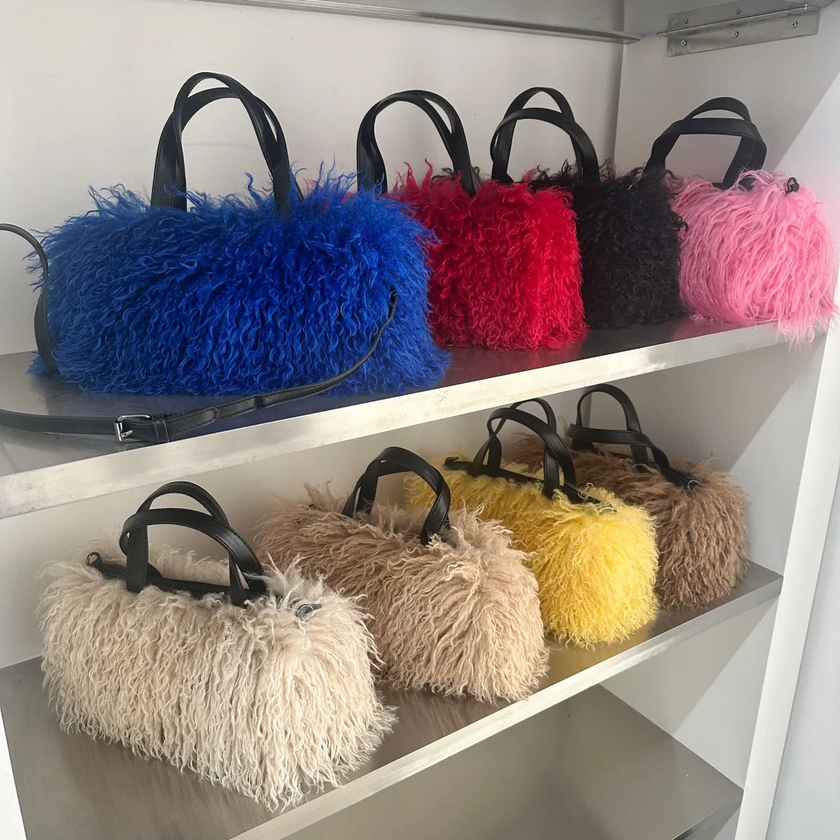 New 2025 Women's Plush Tote Handbag Woolen Simulation Crossbody Handheld Bag Fashionable Fitness Purse Chinese Origin
New 2025 Women's Plush Tote Handbag Woolen Simulation Crossbody Handheld Bag Fashionable Fitness Purse Chinese Origin