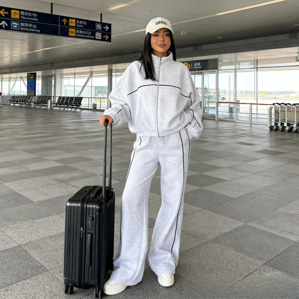 Европейский и американский модный женский комплект из двух предметов: кардиган-худи с высоким воротом и длинными рукавами + повседневные брюки в полоску с завязками на талии
Европейский и американский модный женский комплект из двух предметов: кардиган-худи с высоким воротом и длинными рукавами + повседневные брюки в полоску с завязками на талии