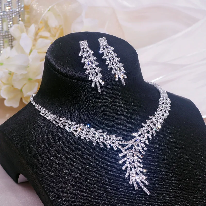 New Fashion Silver Color Rhinestone Crystal Bridal Jewelry Set Feather Shape Necklace Earrings Romantic Wedding Jewelry Gifts
New Fashion Silver Color Rhinestone Crystal Bridal Jewelry Set Feather Shape Necklace Earrings Romantic Wedding Jewelry Gifts