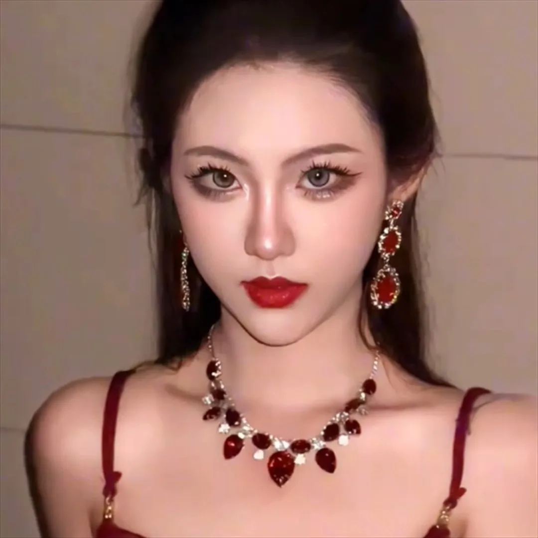 Vintage Exaggerated Luxury Red Water Drop Collarbone Chain Actress Pendant Necklace Earrings Set Temperament Bridal Dinner
Vintage Exaggerated Luxury Red Water Drop Collarbone Chain Actress Pendant Necklace Earrings Set Temperament Bridal Dinner