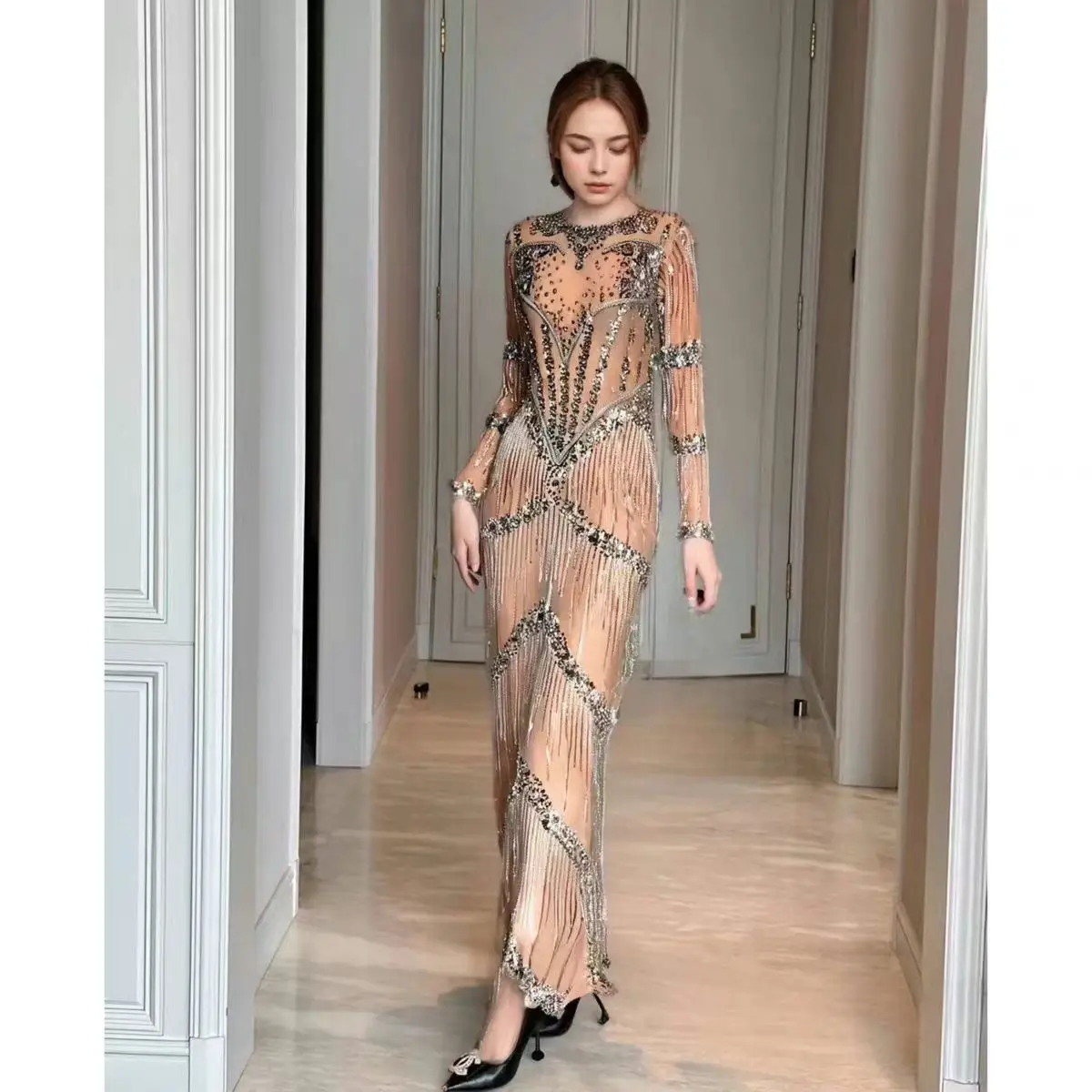 Full Diamond Tassel Chain Perspective Mesh Long Dress Nightclub DJ Bar Female Singer Sexy Stage Clothing Dance Team Theme Show
Full Diamond Tassel Chain Perspective Mesh Long Dress Nightclub DJ Bar Female Singer Sexy Stage Clothing Dance Team Theme Show
