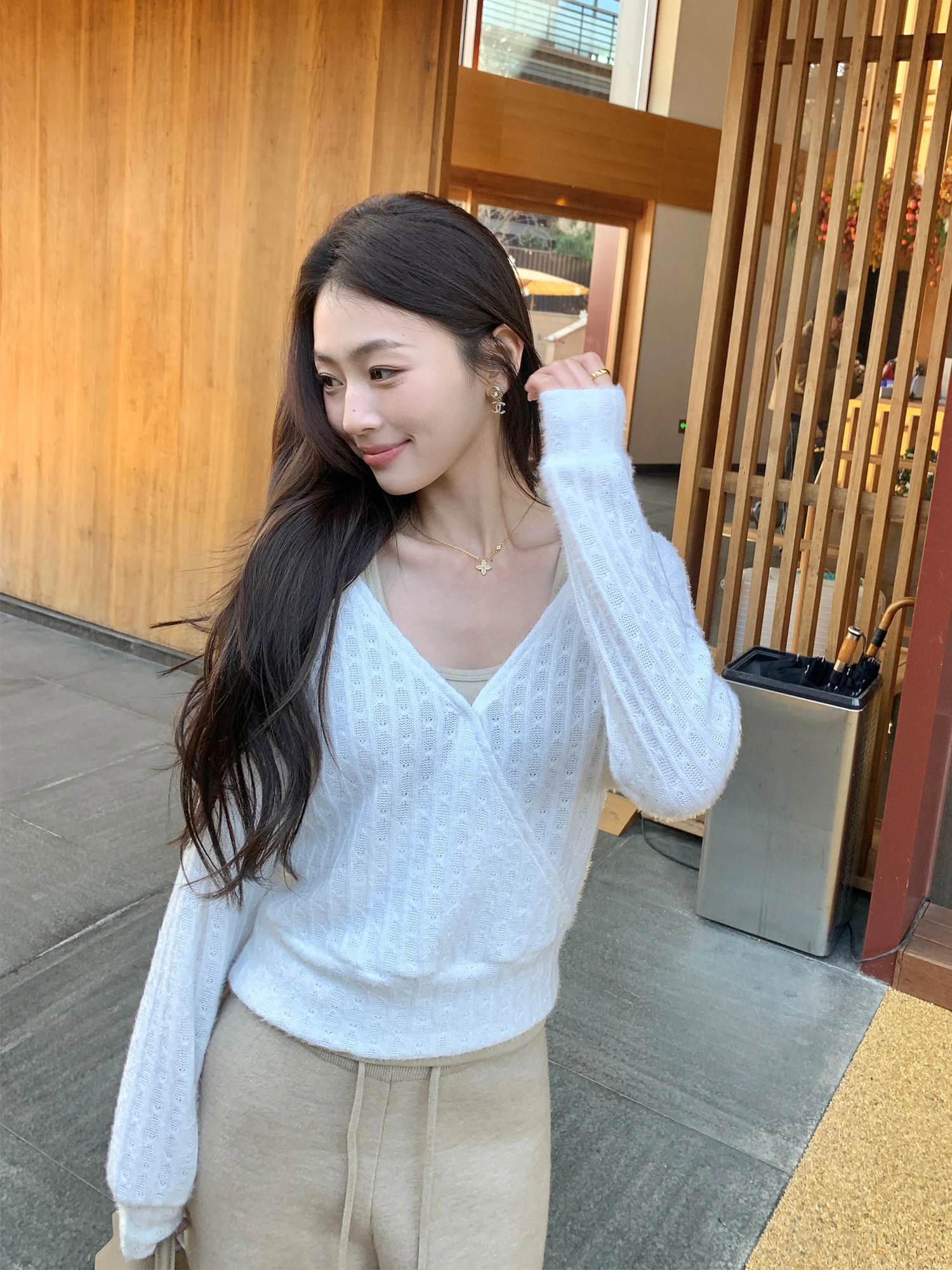 Комплект из двух предметов Pusumede Cloud Sensation: вязаный свитер с длинными рукавами и V-образным вырезом, а также топ с цветочным узором из питательного шелка
Комплект из двух предметов Pusumede Cloud Sensation: вязаный свитер с длинными рукавами и V-образным вырезом, а также топ с цветочным узором из питательного шелка