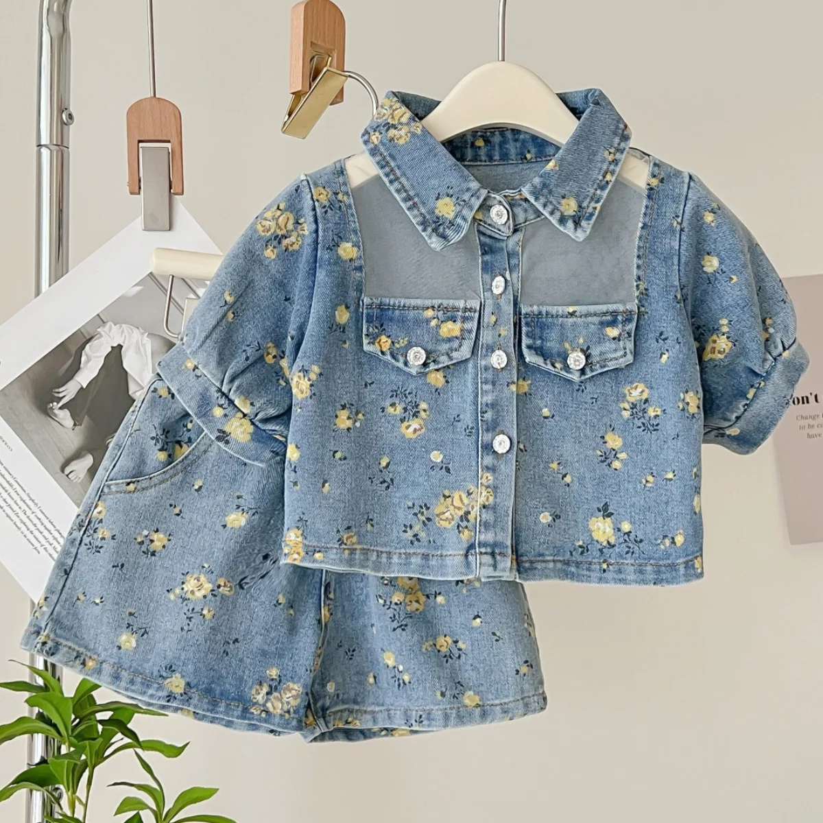 Summer Girl's New Print Collar Bubble Sleeve Sweet and Cute Soft Short Sleeved Shorts Denim Two-Piece Set for 1-8 Years
Summer Girl's New Print Collar Bubble Sleeve Sweet and Cute Soft Short Sleeved Shorts Denim Two-Piece Set for 1-8 Years