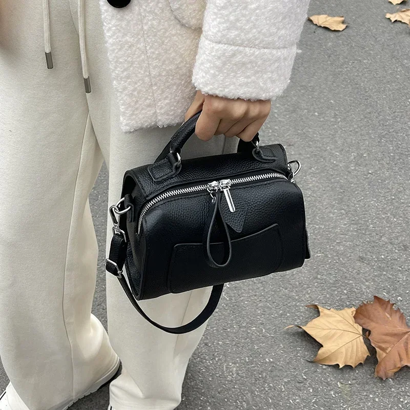 Autumn/Winter Hand Pillow Bag 2024 New Fashionable Single Shoulder Crossbody Bag Premium Vintage Boston Bag Boston Kissenbeutel
Autumn/Winter Hand Pillow Bag 2024 New Fashionable Single Shoulder Crossbody Bag Premium Vintage Boston Bag Boston Kissenbeutel