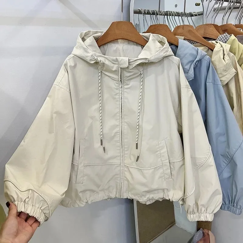 2025 New Korean Fashion Hooded Drawstring Short Windbreaker Jacket Women's Spring Autumn Casual Outerwear Ladies Overcoat Tops
2025 New Korean Fashion Hooded Drawstring Short Windbreaker Jacket Women's Spring Autumn Casual Outerwear Ladies Overcoat Tops