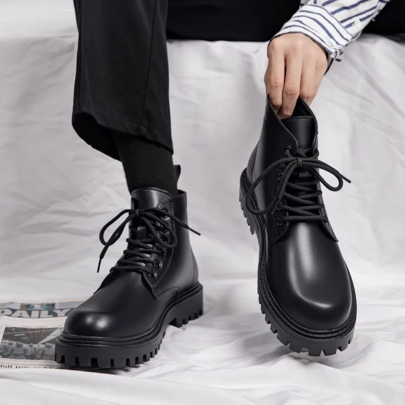 Mens Leather Boots Fashion Outdoor Comfort Motorcycle Boots for Men Retro British Style High-top Tooling Boots Botas Para Hombre
Mens Leather Boots Fashion Outdoor Comfort Motorcycle Boots for Men Retro British Style High-top Tooling Boots Botas Para Hombre