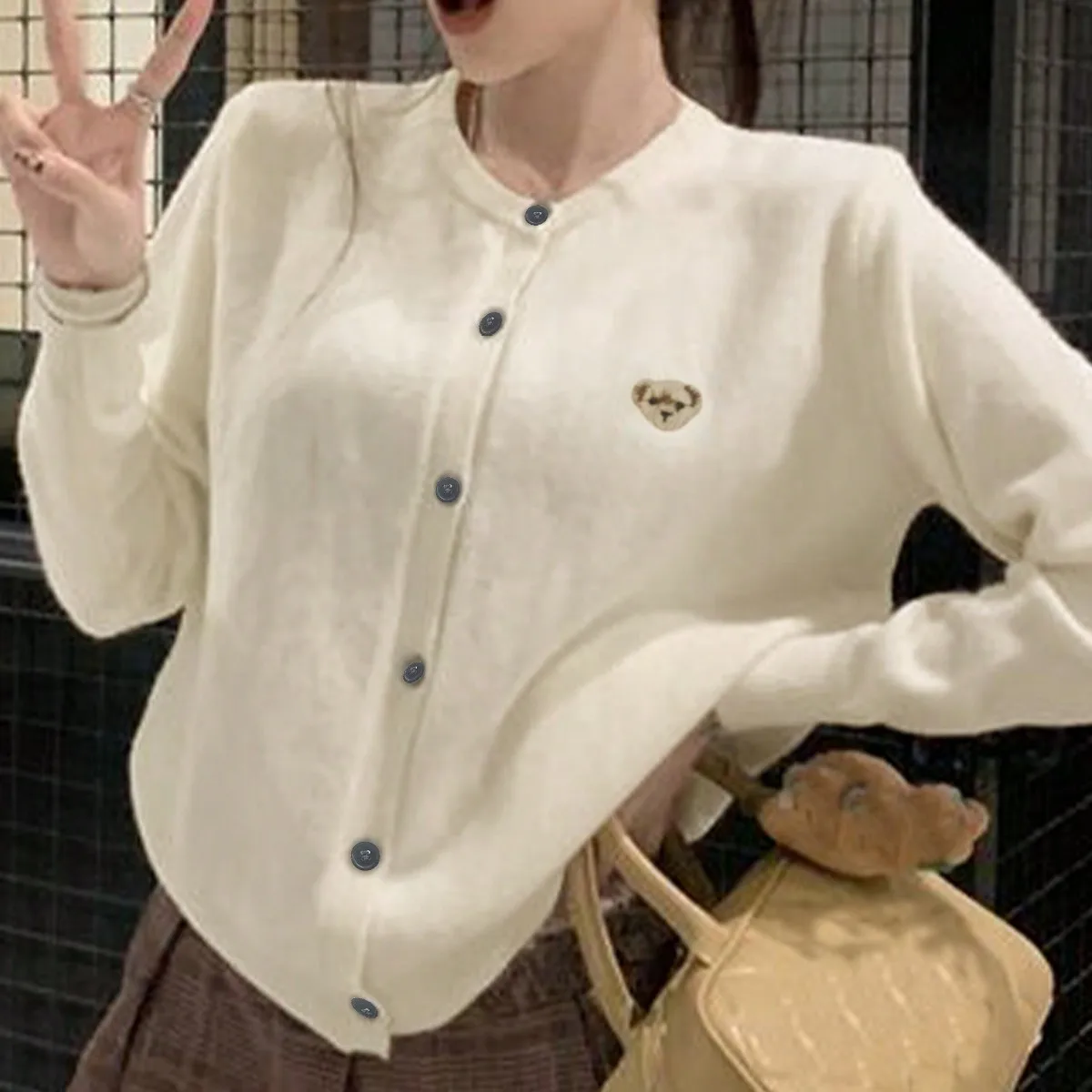Korean Chic Autum French Gentle Style Bear Embroidered Knitted Cardigan Soft and Waxy Age-Reducing Sweater for Women
Korean Chic Autum French Gentle Style Bear Embroidered Knitted Cardigan Soft and Waxy Age-Reducing Sweater for Women
