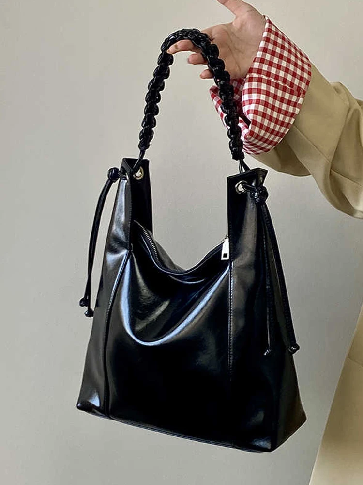 Fashion Black Tote Bag Temperament Tassel Woven Shoulder Strap Handbag Retro Large Capacity Soft Leather One Shoulder Bags
Fashion Black Tote Bag Temperament Tassel Woven Shoulder Strap Handbag Retro Large Capacity Soft Leather One Shoulder Bags