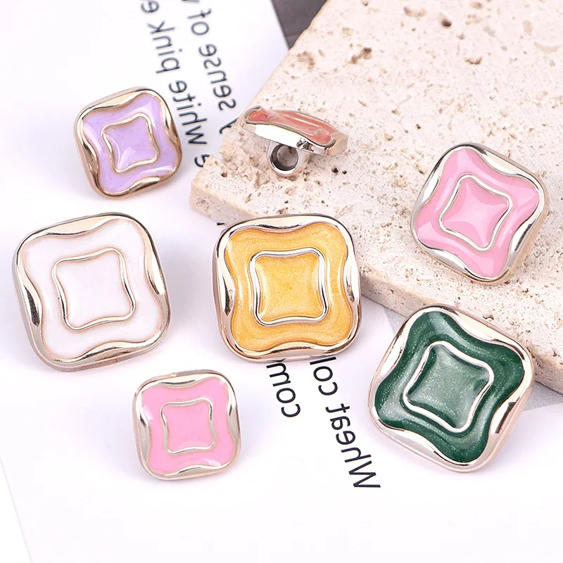 6 шт., набор золотых квадратных пластиковых пуговиц для женской детской одежды, пальто, рубашка, свитер, кардиган, пуговицы для шитья, размеры 18 мм/21 мм/25 мм
6 шт., набор золотых квадратных пластиковых пуговиц для женской детской одежды, пальто, рубашка, свитер, кардиган, пуговицы для шитья, размеры 18 мм/21 мм/25 мм