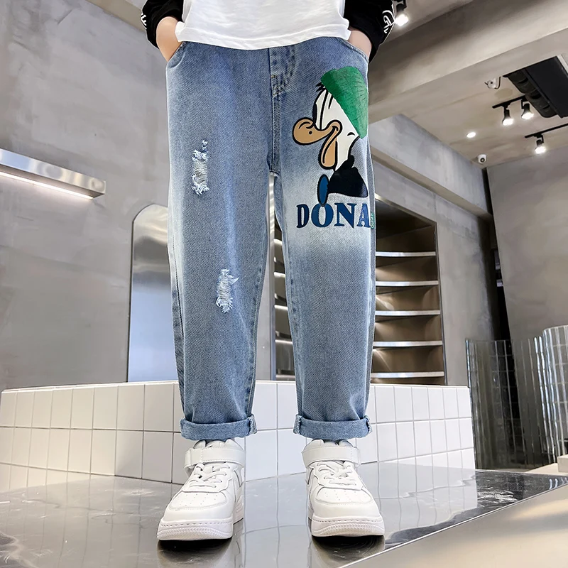 2023 new boy autumn jeans cartoon Donald Duck printed trousers Korean version of the trend handsome hole trousers wear-resistant
2023 new boy autumn jeans cartoon Donald Duck printed trousers Korean version of the trend handsome hole trousers wear-resistant