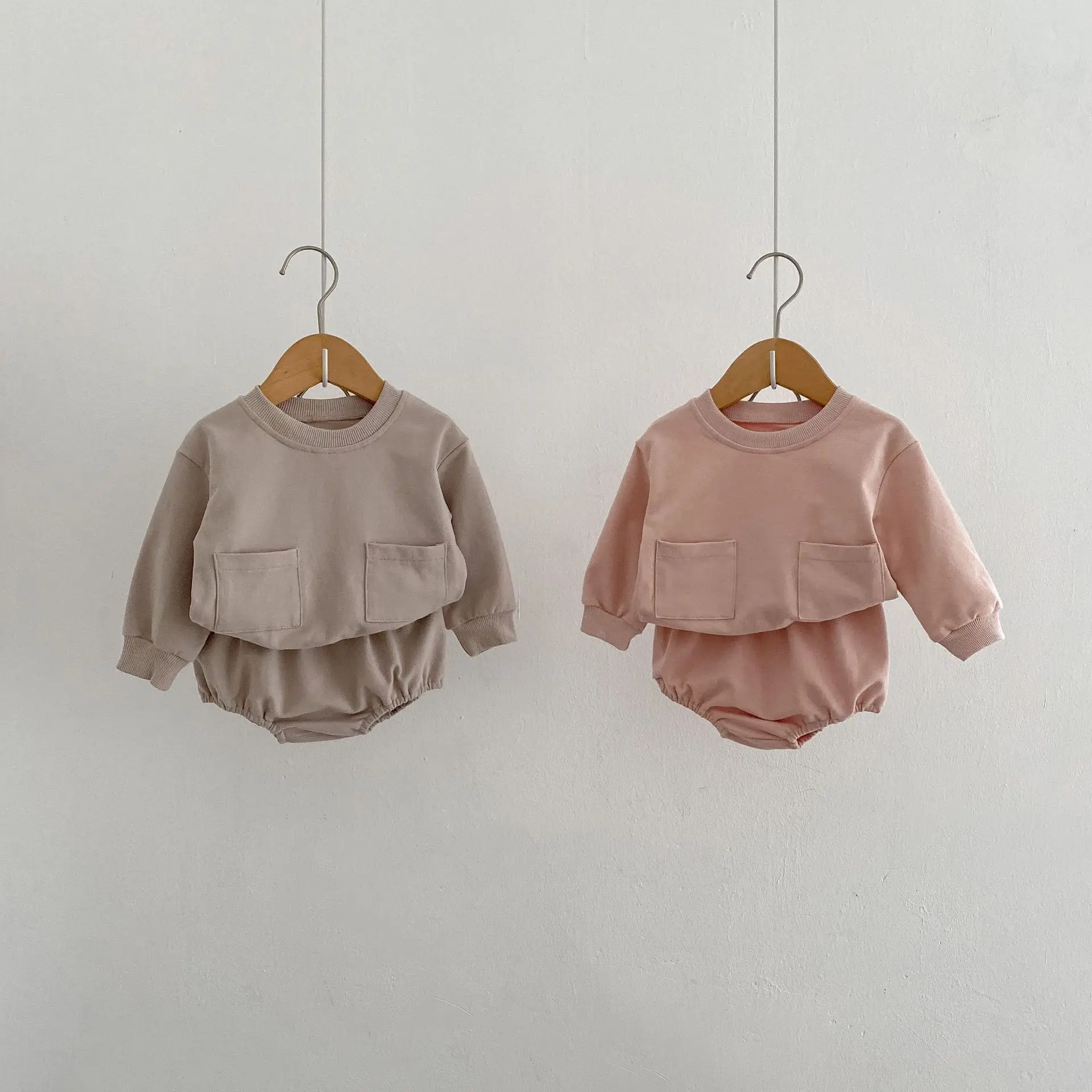 2022 Autumn Baby Boys and Girls Suits Big Pocket Round Neck Long Sleeve Sweatshirt+ Big PP Bread Shorts Pants Two-piece Set
2022 Autumn Baby Boys and Girls Suits Big Pocket Round Neck Long Sleeve Sweatshirt+ Big PP Bread Shorts Pants Two-piece Set