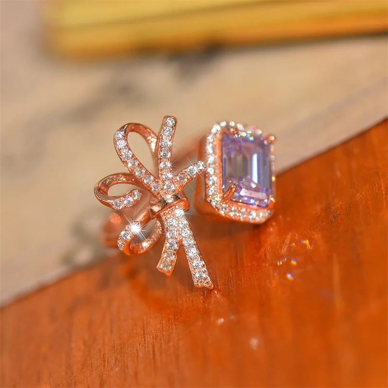 ZFSILVER Fashion 925 Silver Classic 2 Cart Moissanite Design Purple Bowknot Ring Women Charms Wedding Party Jewelry Gift KMR1013
ZFSILVER Fashion 925 Silver Classic 2 Cart Moissanite Design Purple Bowknot Ring Women Charms Wedding Party Jewelry Gift KMR1013