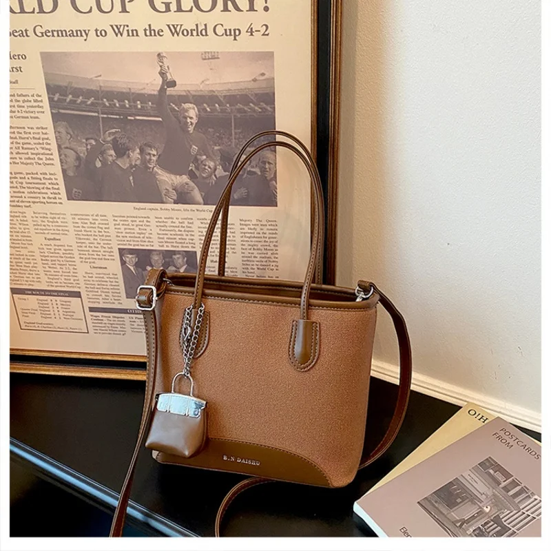 2026 Fashion Versatile PU Canvas Bucket Shoulder and Crossbody Bags Simple Casual Sense of Luxury Retro Handbags for Women Сумка
2026 Fashion Versatile PU Canvas Bucket Shoulder and Crossbody Bags Simple Casual Sense of Luxury Retro Handbags for Women Сумка