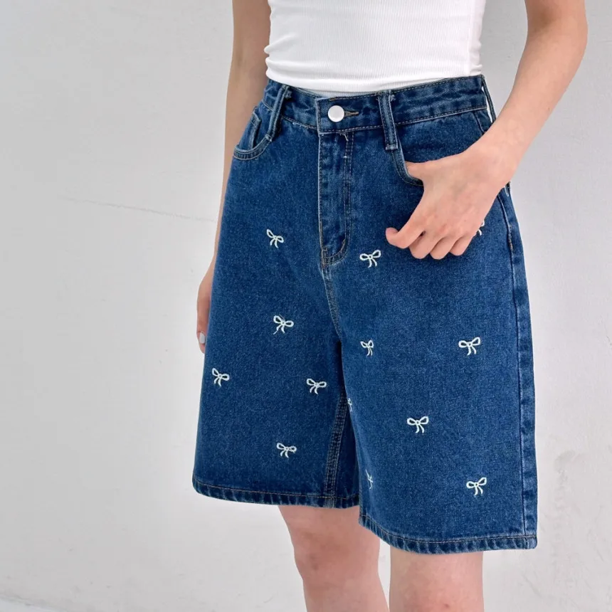 Retro Washed High Waist Straight Leg Embroidered Denim Jeans Women's Fashionable Five-Quarter Mid-Pants Knot
Retro Washed High Waist Straight Leg Embroidered Denim Jeans Women's Fashionable Five-Quarter Mid-Pants Knot