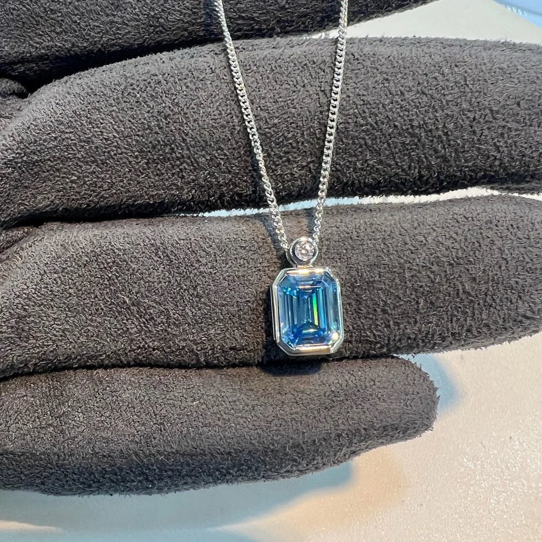 Linyin Custom Wholesale 925 Silver-plated Perfume-bottle Sea-blue Necklace Stylish and Eye-catching.
Linyin Custom Wholesale 925 Silver-plated Perfume-bottle Sea-blue Necklace Stylish and Eye-catching.