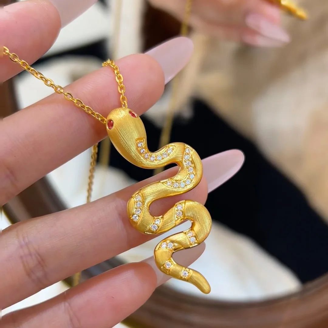 AU999 Gold Necklace Point Diamond Pendant 24K Gold 2025 Year of the Nation Micro-Inlay Zodiac Snake Women's Clarbone Chain
AU999 Gold Necklace Point Diamond Pendant 24K Gold 2025 Year of the Nation Micro-Inlay Zodiac Snake Women's Clarbone Chain