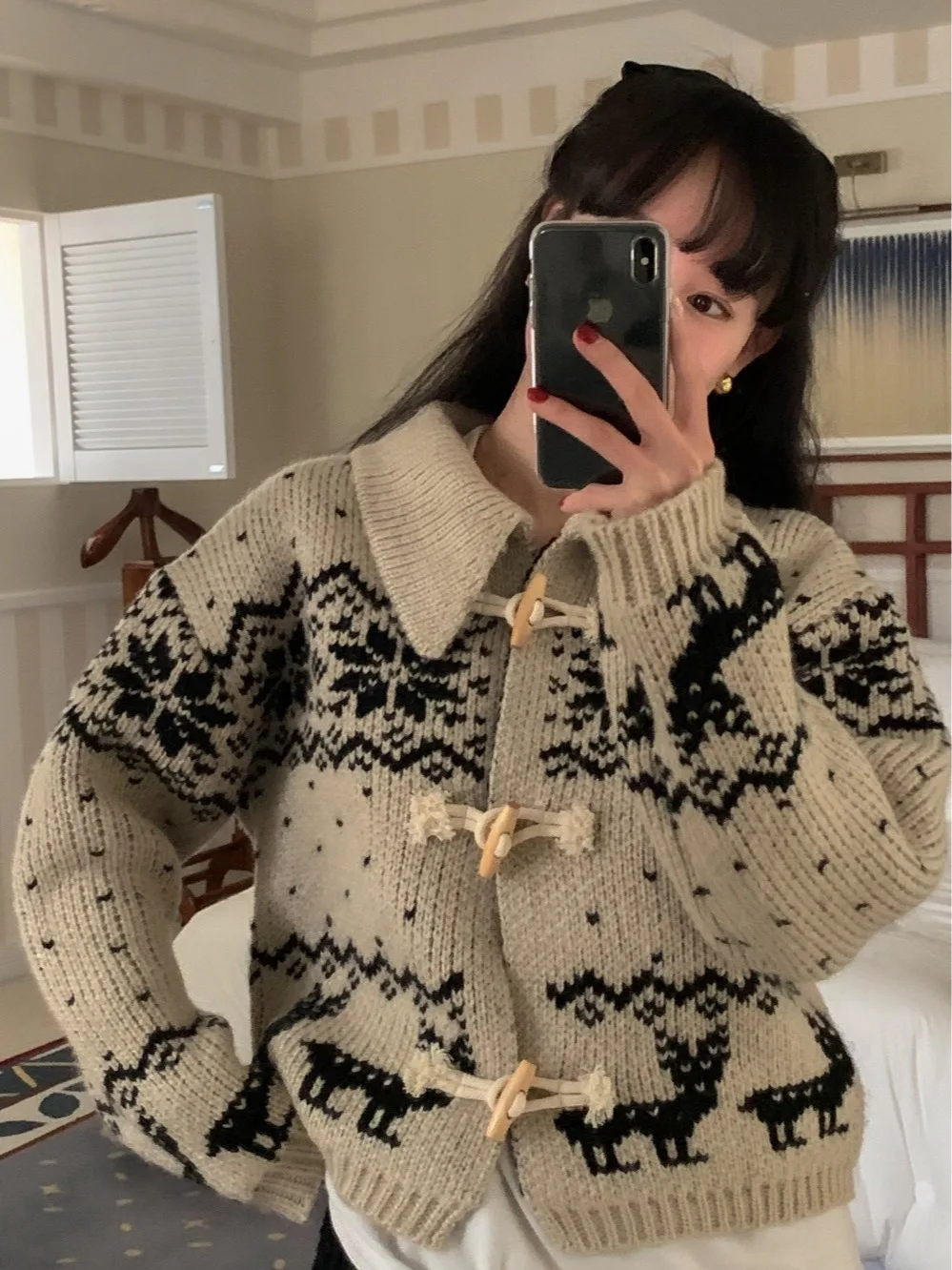 Теплый свитер Thi Long Sve, шикарное осенне-зимнее пальто в стиле ретро для колледжа, цветной дизайн на пуговицах, вязаная верхняя одежда, пальто
Теплый свитер Thi Long Sve, шикарное осенне-зимнее пальто в стиле ретро для колледжа, цветной дизайн на пуговицах, вязаная верхняя одежда, пальто