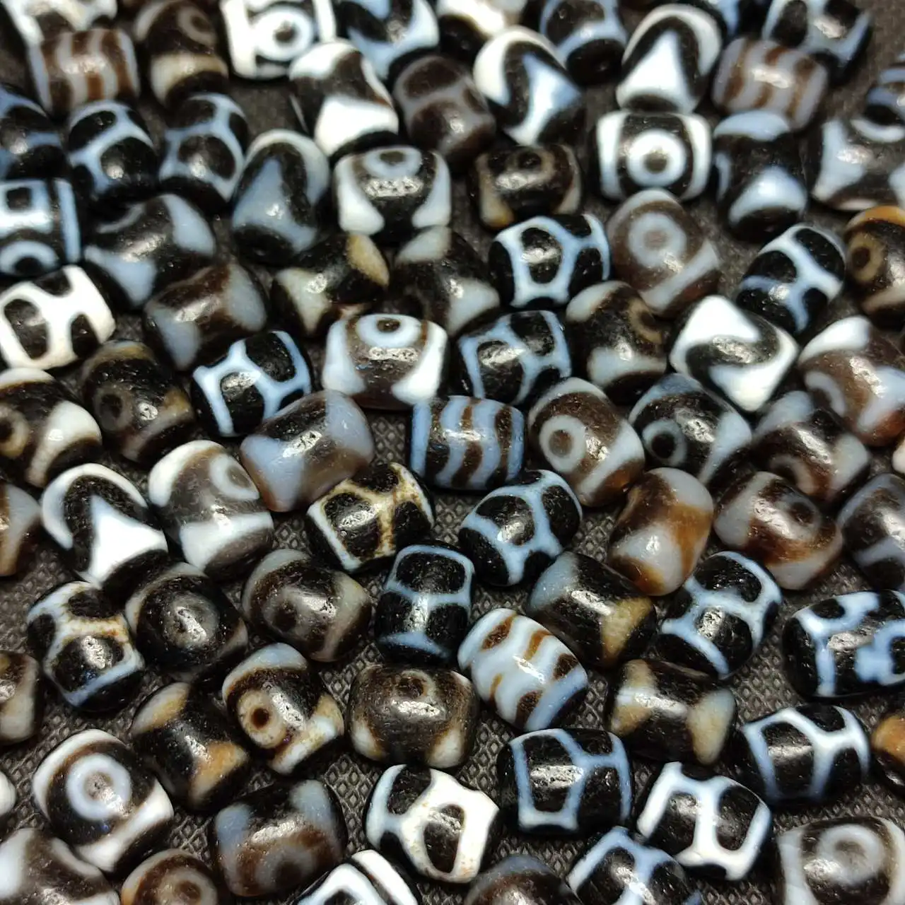 Tibetan Ethnic Natural Agate Weathered Celestial Beads Dzi Scattered Beads for Necklace Pendant DIY Accessories 100/pack
Tibetan Ethnic Natural Agate Weathered Celestial Beads Dzi Scattered Beads for Necklace Pendant DIY Accessories 100/pack