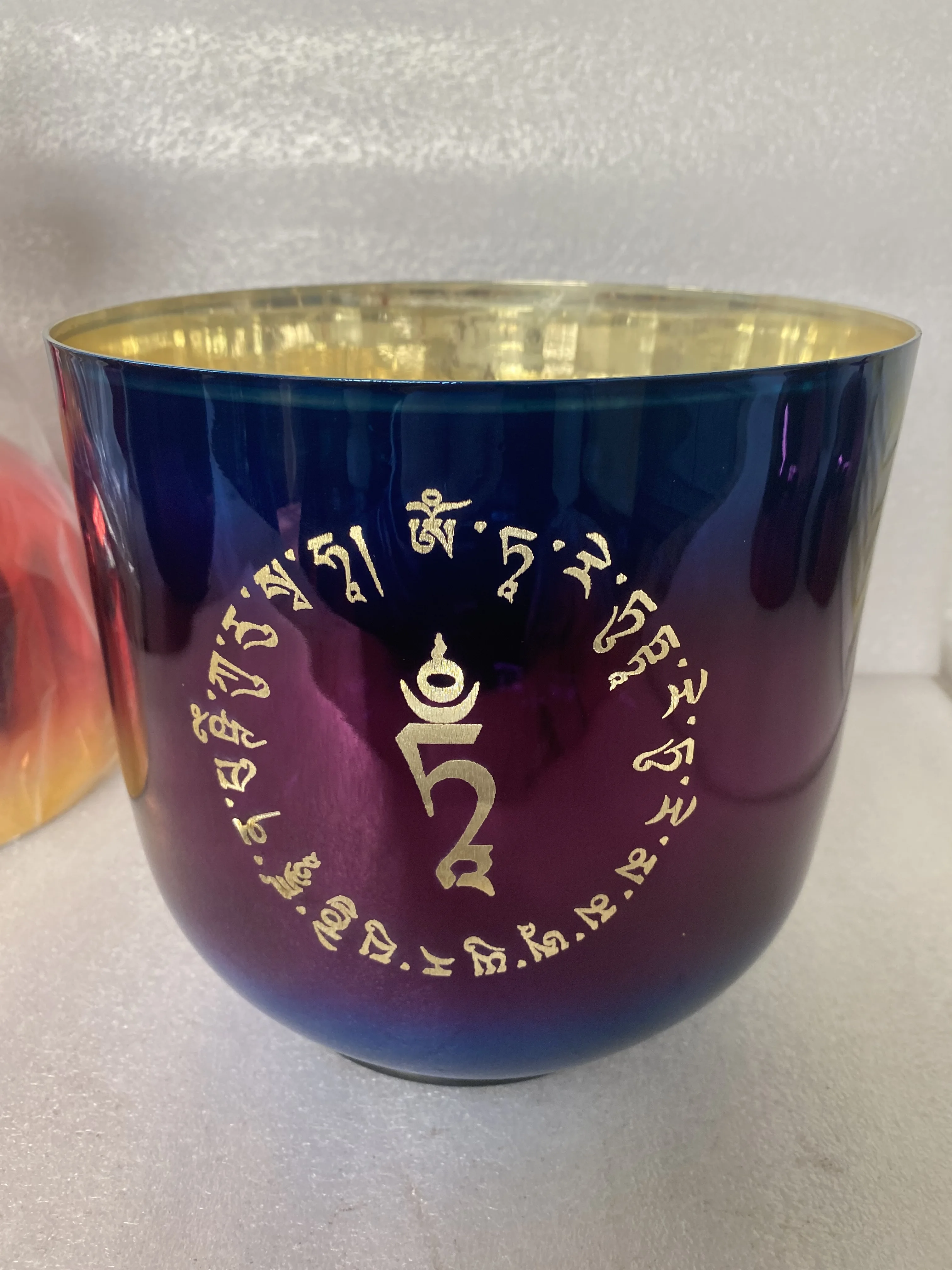 3rd octave crystal singing bowl perfect "A" note with engraving,shinny mixed colors for sound healing
3rd octave crystal singing bowl perfect "A" note with engraving,shinny mixed colors for sound healing